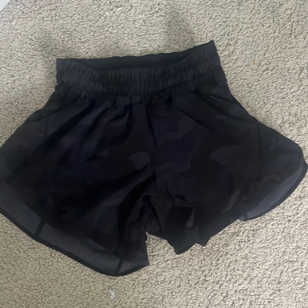 Lululemon Hotty Hot size 4 “4” camo shorts